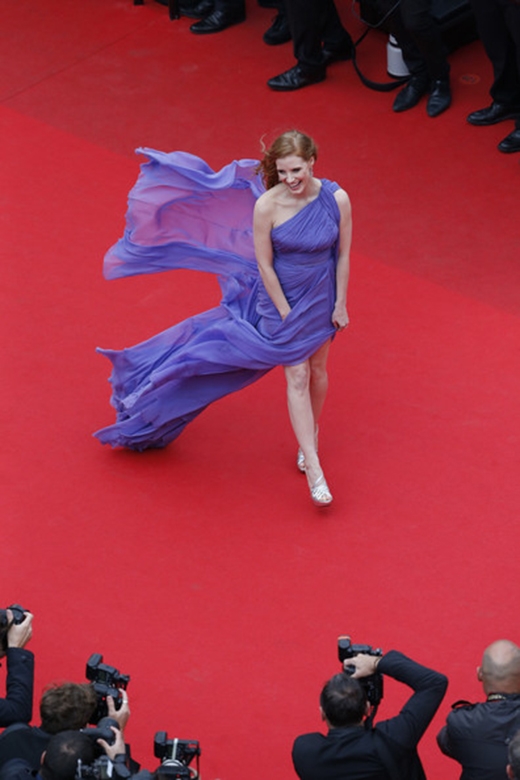 
	
	Chiếc váy dài thướt tha khiến cho Jessica Chastain rơi vào tình huống khá lúng túng trên thảm đỏ Liên hoan phim Cannes 2014.